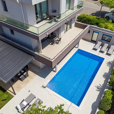 Villa Luxury Lucas With Heated Pool, Whirlpool, Sauna, 14 Pax *