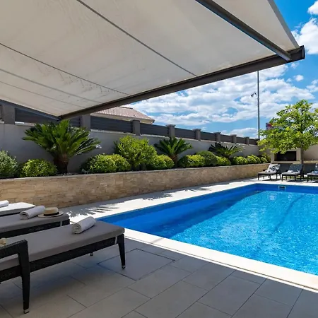 Luxury Lucas With Heated Pool, Whirlpool, Sauna, 14 Pax *