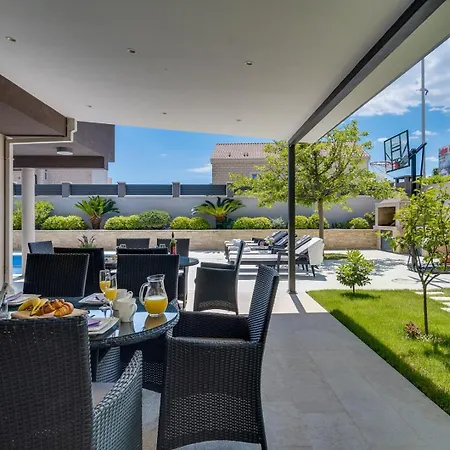 Luxury Lucas With Heated Pool, Whirlpool, Sauna, 14 Pax * Podstrana