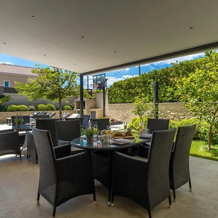 Luxury Lucas With Heated Pool, Whirlpool, Sauna, 14 Pax Podstrana