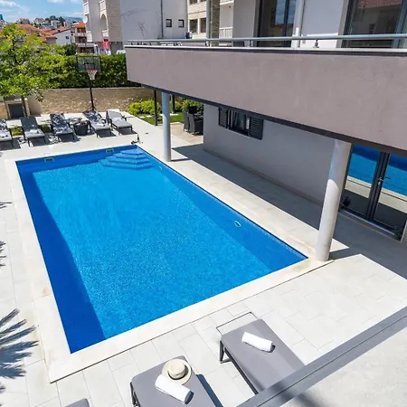 Villa Luxury Lucas With Heated Pool, Whirlpool, Sauna, 14 Pax *