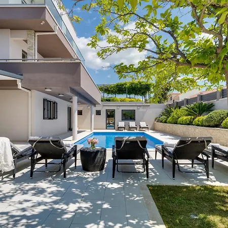 Luxury Lucas With Heated Pool, Whirlpool, Sauna, 14 Pax