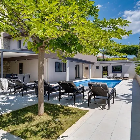 Luxury Lucas With Heated Pool, Whirlpool, Sauna, 14 Pax * Podstrana