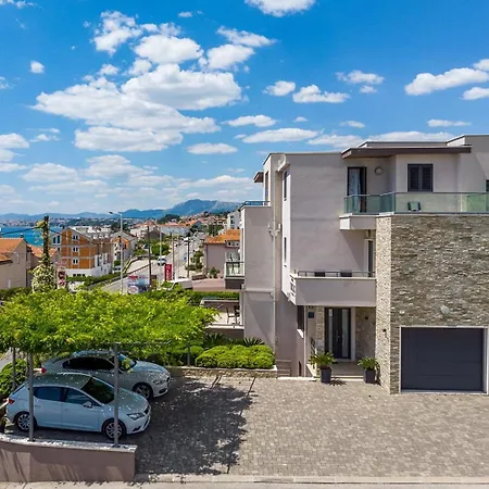 Luxury Lucas With Heated Pool, Whirlpool, Sauna, 14 Pax Villa *