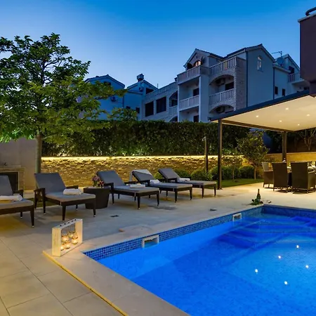 Luxury Lucas With Heated Pool, Whirlpool, Sauna, 14 Pax * Podstrana