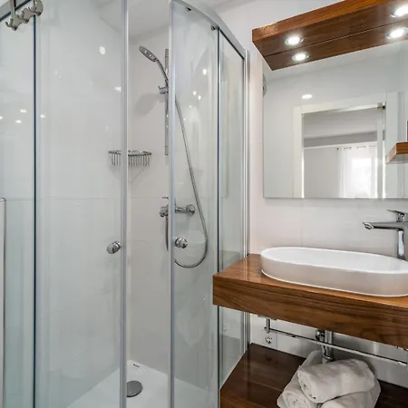 Luxury Lucas With Heated Pool, Whirlpool, Sauna, 14 Pax Villa