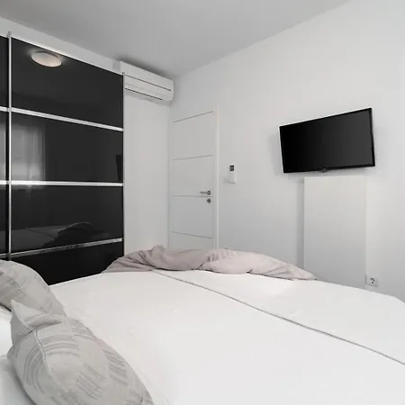 Luxury Lucas With Heated Pool, Whirlpool, Sauna, 14 Pax *