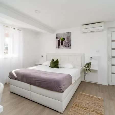 Villa Luxury Lucas With Heated Pool, Whirlpool, Sauna, 14 Pax Podstrana
