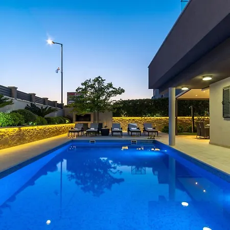 Luxury Lucas With Heated Pool, Whirlpool, Sauna, 14 Pax Villa