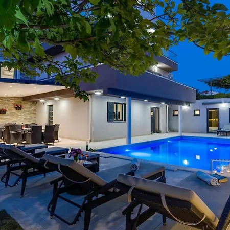 Luxury Lucas With Heated Pool, Whirlpool, Sauna, 14 Pax Villa Podstrana