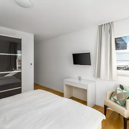 Luxury Lucas With Heated Pool, Whirlpool, Sauna, 14 Pax * Podstrana