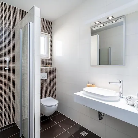 Luxury Lucas With Heated Pool, Whirlpool, Sauna, 14 Pax Podstrana