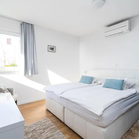 Luxury Lucas With Heated Pool, Whirlpool, Sauna, 14 Pax Villa