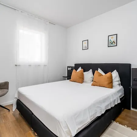 Luxury Lucas With Heated Pool, Whirlpool, Sauna, 14 Pax