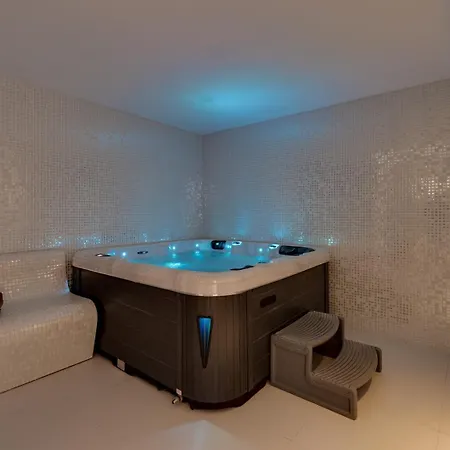 Luxury Lucas With Heated Pool, Whirlpool, Sauna, 14 Pax