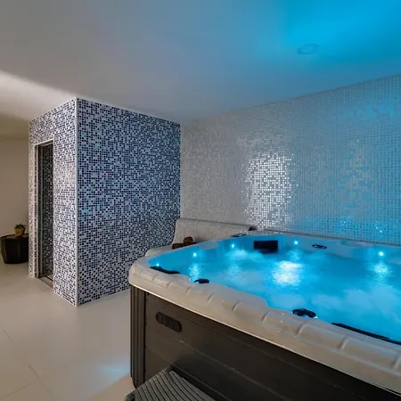 Luxury Lucas With Heated Pool, Whirlpool, Sauna, 14 Pax *