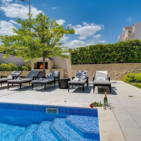 Luxury Lucas With Heated Pool, Whirlpool, Sauna, 14 Pax Villa *