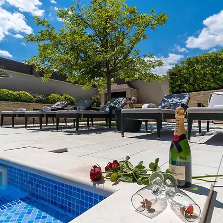 Villa Luxury Lucas With Heated Pool, Whirlpool, Sauna, 14 Pax