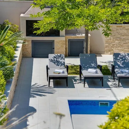 Luxury Lucas With Heated Pool, Whirlpool, Sauna, 14 Pax Villa