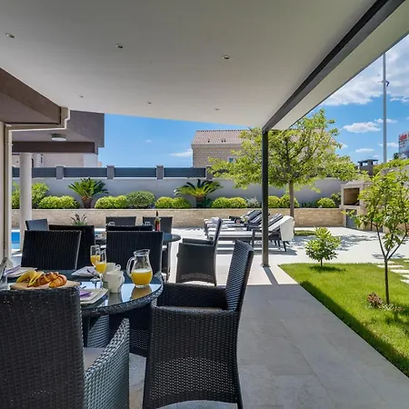 Luxury Lucas With Heated Pool, Whirlpool, Sauna, 14 Pax Vila Podstrana