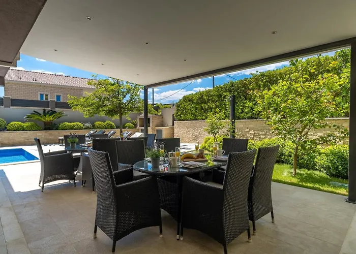 Vila Luxury Lucas With Heated Pool, Whirlpool, Sauna, 14 Pax